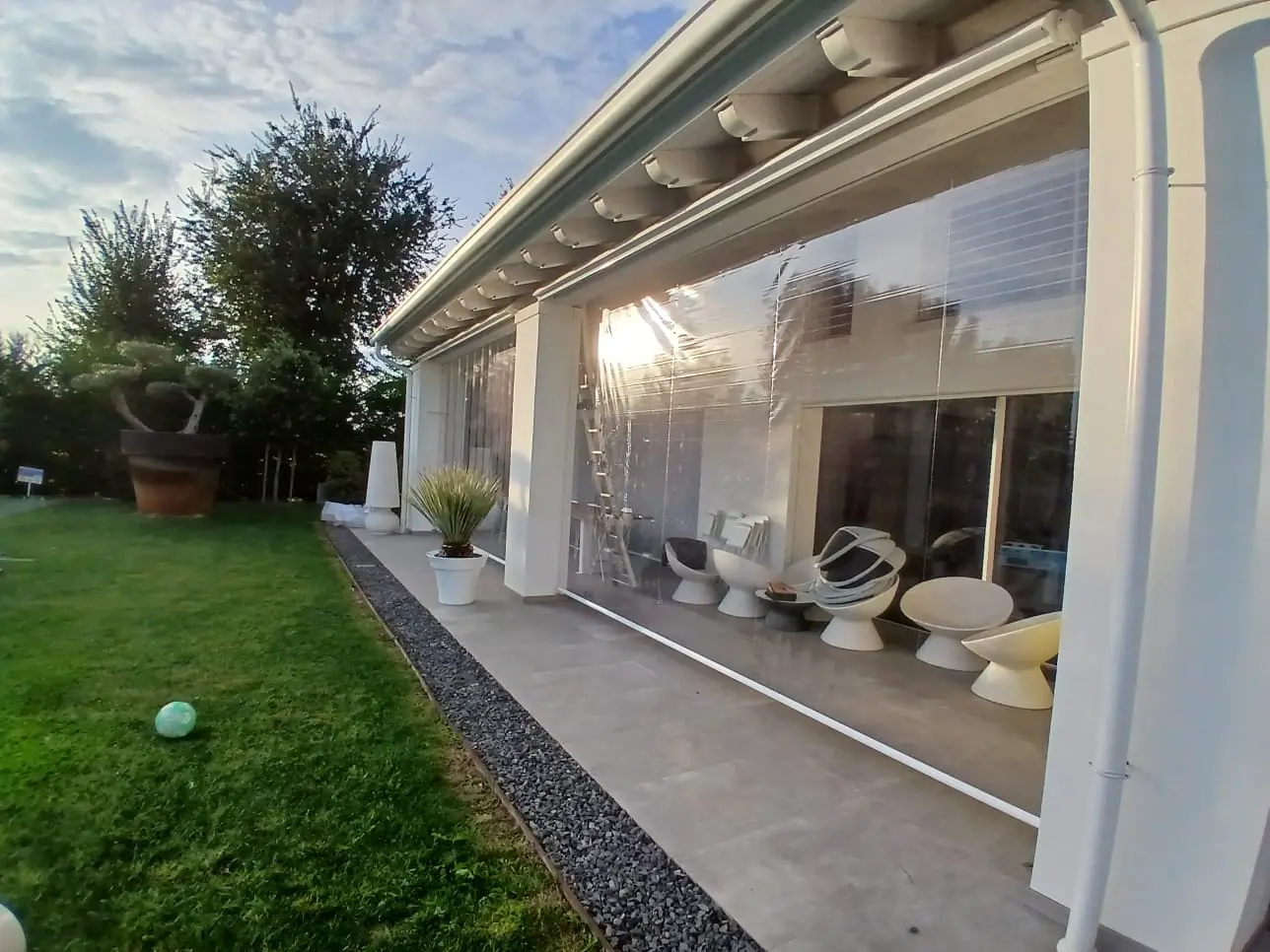 Tenda da sole a bracci motorizzata installata su terrazza di casa in Veneto