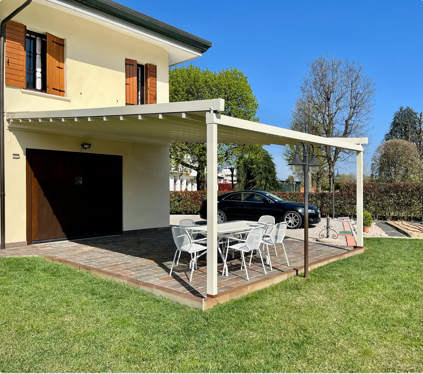 Pergola bioclimatica con lamelle orientabili installata su terrazza in Veneto — Cardinale Tende