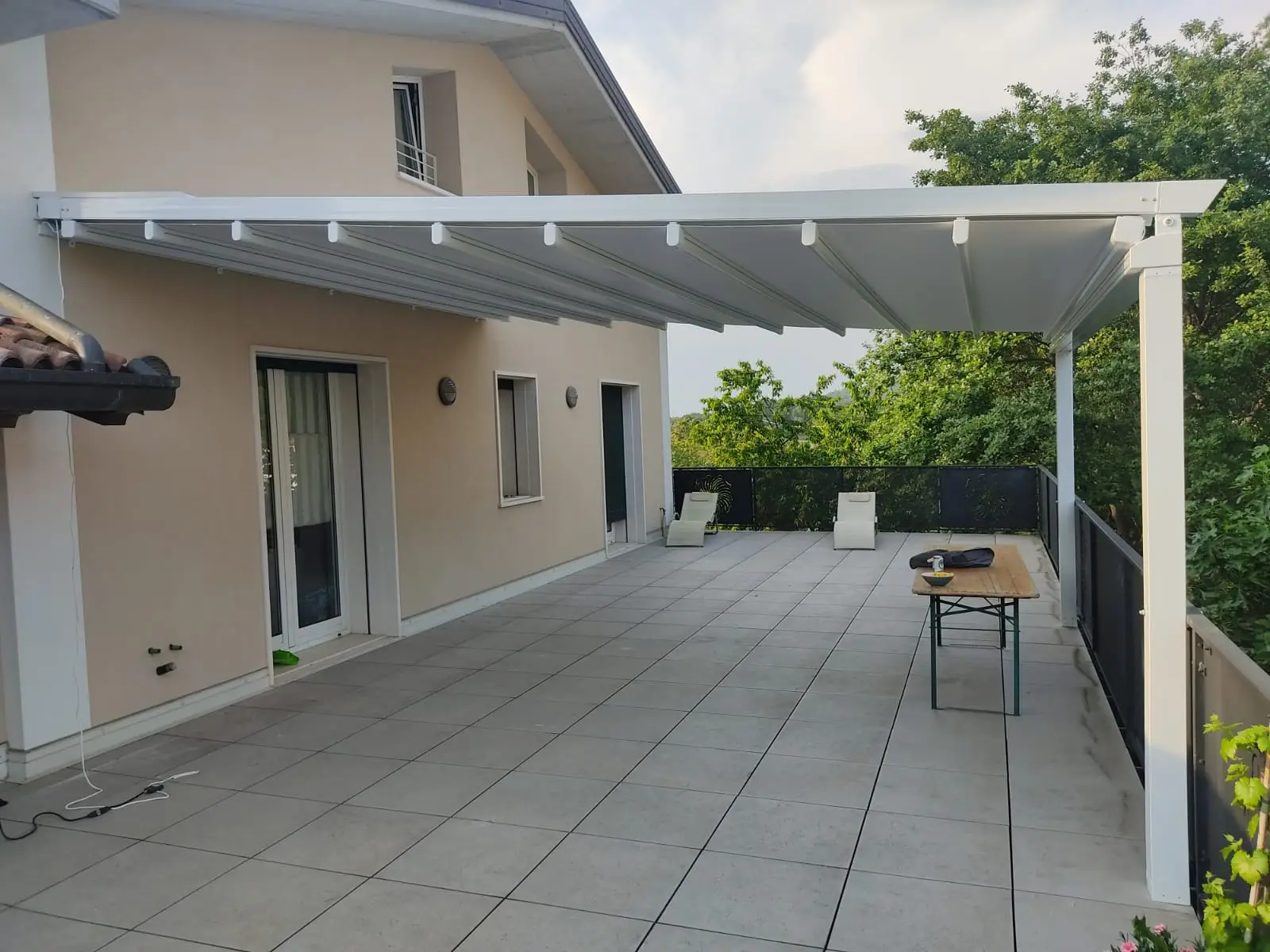 Pergola in alluminio addossata alla facciata di un locale commerciale in Veneto