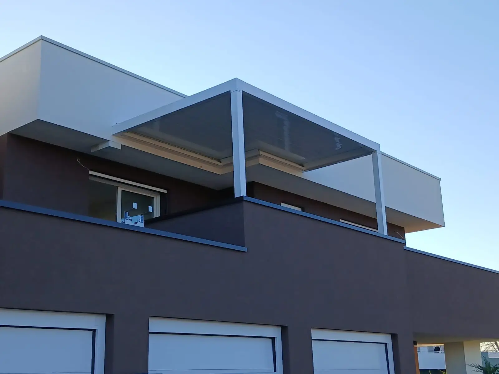 Pergola in alluminio addossata alla facciata di un locale commerciale in Veneto